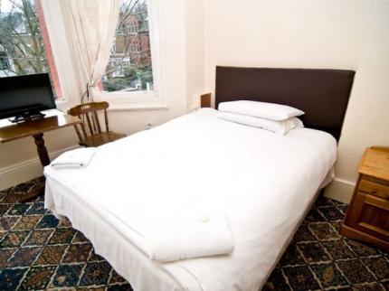 Charlies Hotel near LONDON